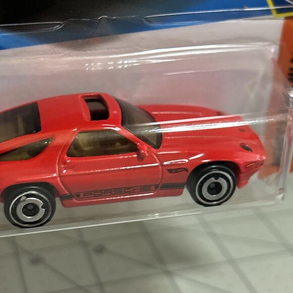 Hot Wheels 1983 Porsche 928S (2025 Series) - Picture 6 of 7